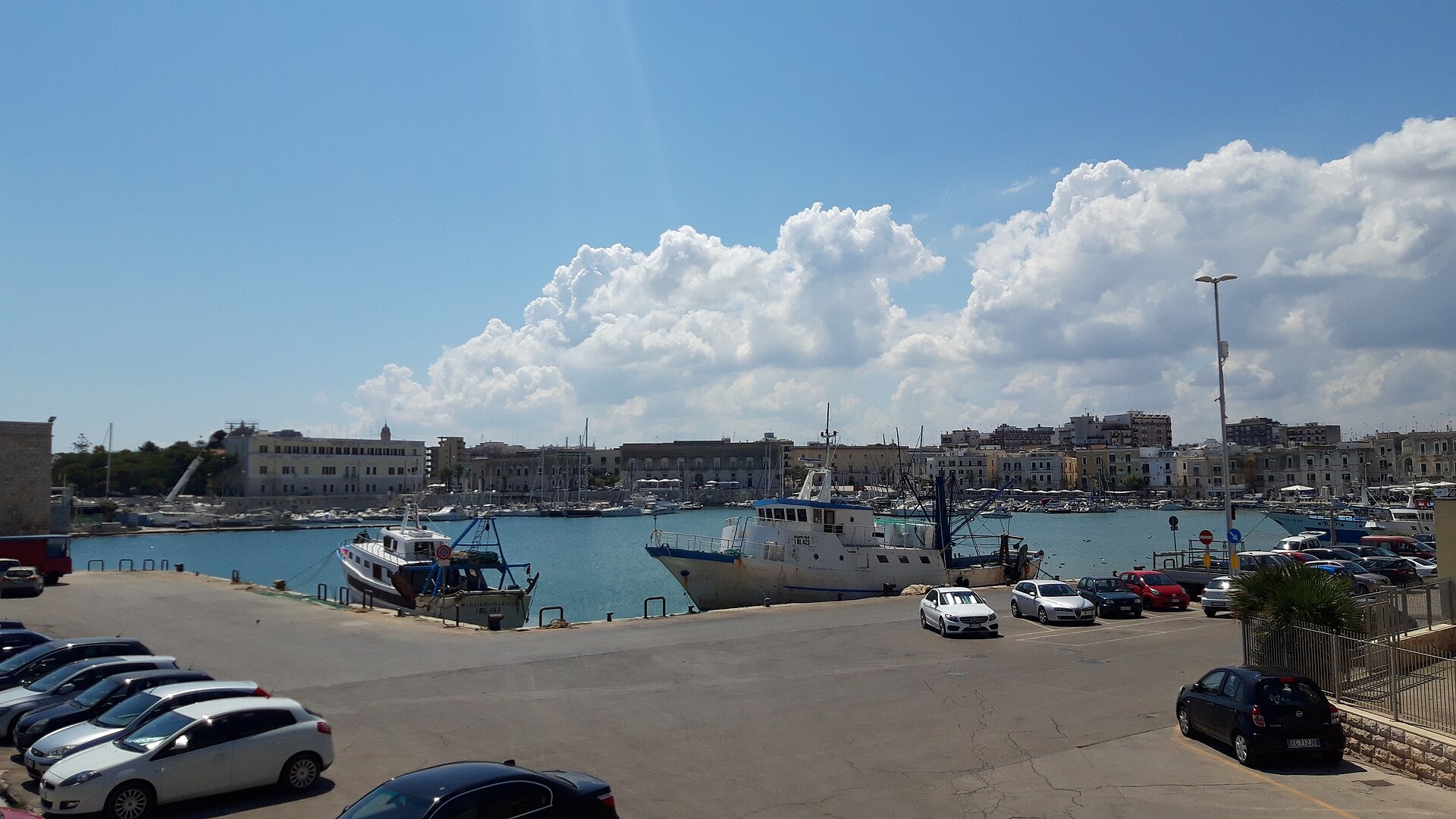 Veduta panoramica del porto di Trani
